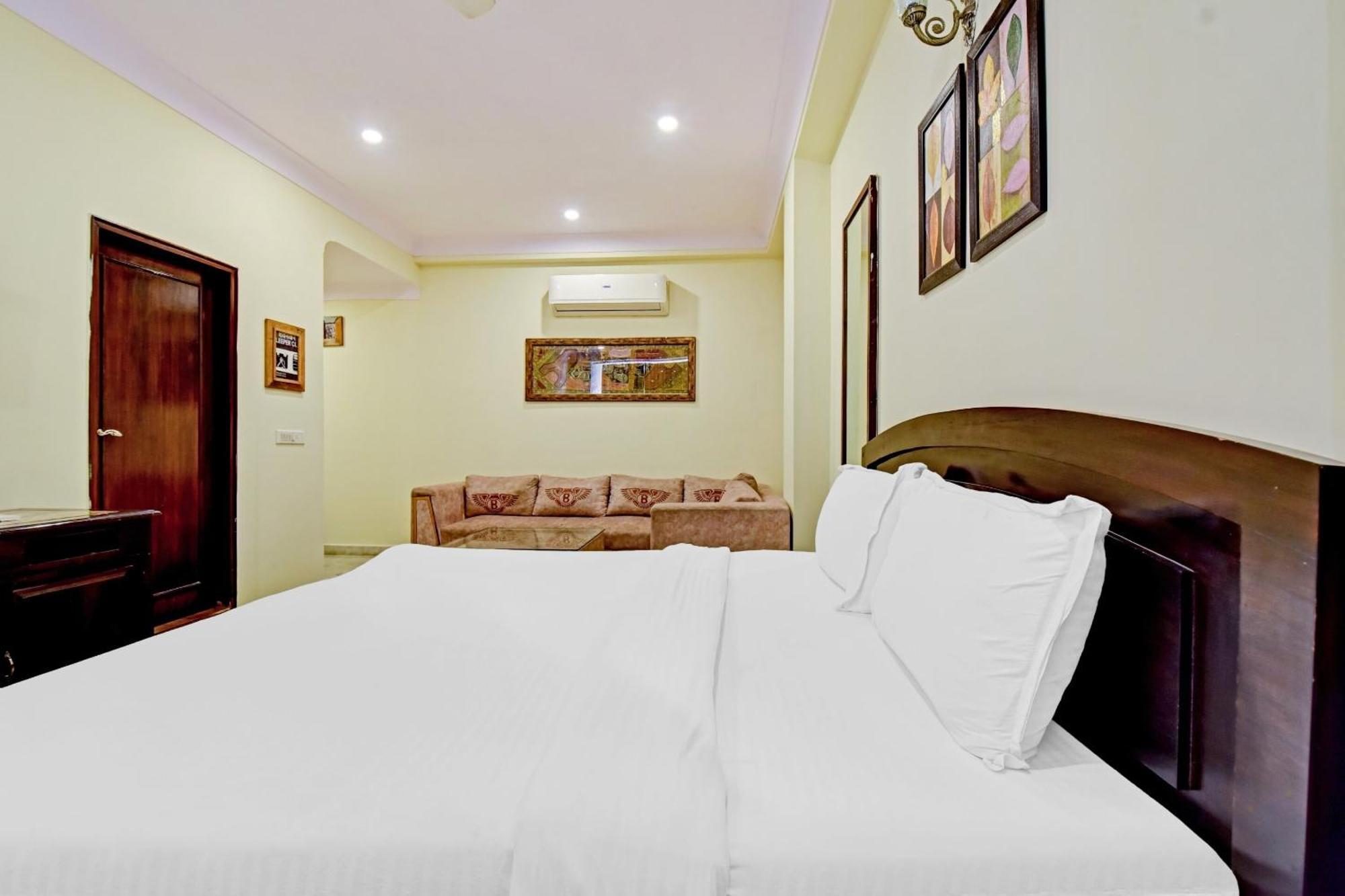 Collection O Hotel Four Boutique Kukas Exterior photo